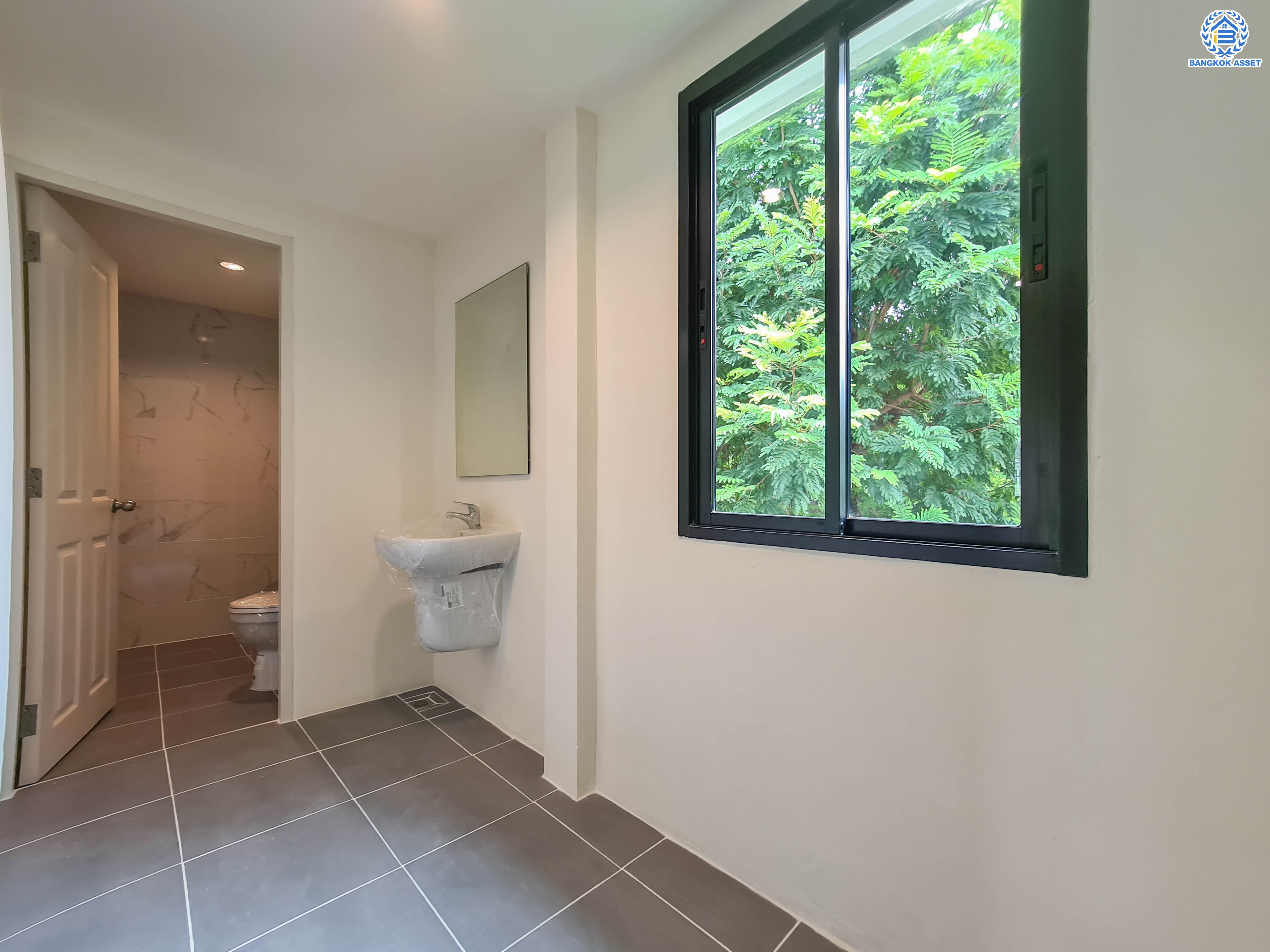 บ้านมือสองตกแต่งใหม่ แบรนด์ LH โครงการ ชัยพฤกษ์ บางบัวทอง หลังใหญ่ เนื้อที่ 55.2 ตร.ว. ฟังก์ชัน 3 ห้องนอน 3 ห้องน้ำ 1 ห้องอเนกประสงค์ พร้อม Facilities ครบครัน บนทำเลเดินทางสะดวก ติดถนนบางกรวย-ไทรน้อย ใกล้เซ็นทรัลเวสต์เกต และรถไฟฟ้าสายสีม่วง "สถานีบางพลู"